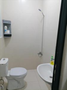 Umm el ‘AmadDurrat Al Israa的白色的浴室设有卫生间和水槽。