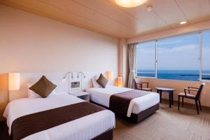 烧津市KAMENOI HOTEL Yaizu的海景客房 - 带两张床