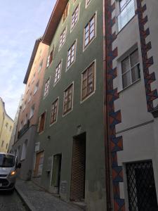 格蒙登Apartment zur schönen Sophie的绿色的建筑,在街上有窗户