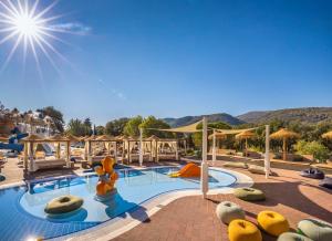 斯塔里格勒Valamar Amicor Green Resort的度假村的游泳池,带滑梯