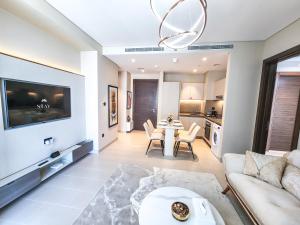 迪拜STAY BY LATINEM Luxury 2BR Holiday Home CV A1409 near Burj Khalifa的客厅配有沙发和桌子
