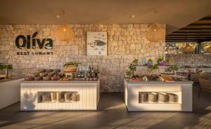 斯塔里格勒Valamar Amicor Green Resort的餐厅设有两张桌子,展示食物