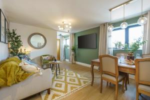 布里斯托Evergreen - 2 Bed Luxury Apartment by Mint Stays的一间带桌子的客厅和一间餐厅
