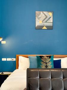 瑞穗乡艾迪行旅民宿的一间卧室配有一张蓝色墙壁的床