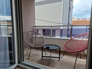 克鲁舍瓦茨PRONTO apartman & PRONTO studios的阳台配有2把椅子和1张桌子