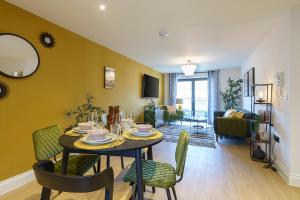 布里斯托Euphorbia - 1 Bedroom Luxury Apartment by Mint Stays的一间带桌椅的用餐室和一间客厅