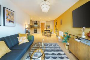布里斯托Euphorbia - 1 Bedroom Luxury Apartment by Mint Stays的客厅配有蓝色的沙发和桌子
