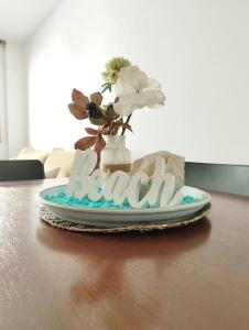 帕拉莫斯Cozy flat with terrace的花瓶,花在桌子上的盘子上