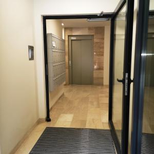 格但斯克Pokój 24E的走廊,门通往房间