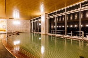 烧津市KAMENOI HOTEL Yaizu的一座有灯光的空游泳池