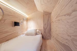 圣塞瓦斯蒂安Colo Colo Hostel - Single Private Beds的一间小卧室,配有白色的床和墙壁