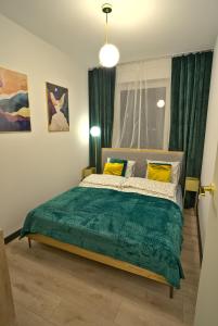 比亚瓦波德拉斯卡Apartament Witold的一间卧室配有一张带绿毯的床