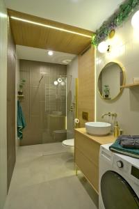 比亚瓦波德拉斯卡Apartament Witold的一间带水槽、卫生间和淋浴的浴室