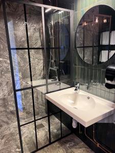 艾尔夫达伦流域酒店的一间带水槽和镜子的浴室