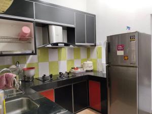 怡保Homestay YatiMizi (Bungalow Station 18, Ipoh)的厨房配有冰箱和水槽