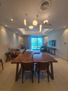 富查伊拉Luxury sea view Apartment In Address Hotel Fujairah的客厅配有木桌和椅子
