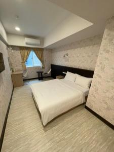 台北苓旅-站前 Lin Inn TMS的卧室配有一张白色大床