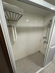 台北苓旅-站前 Lin Inn TMS的浴室里设有玻璃门淋浴