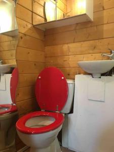 马赛Chalet indépendant的一间带红色卫生间和水槽的浴室