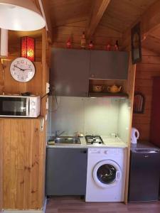 马赛Chalet indépendant的厨房配有炉灶和洗衣机。