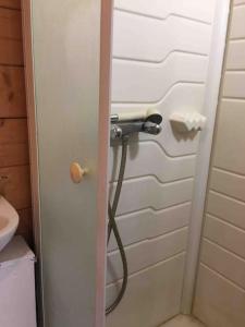 马赛Chalet indépendant的带淋浴的浴室