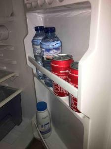 马赛Chalet indépendant的装满瓶子和罐子的冰箱