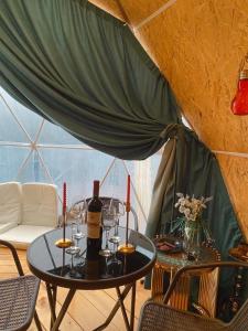 巴统Paradise Inn的一张桌子,上面放着一瓶葡萄酒和酒杯