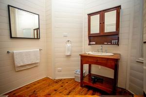 Hopetoun河普汤汽车旅馆的一间带水槽和镜子的浴室