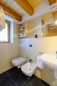 库马约尔艾格勒酒店的浴室配有白色卫生间和盥洗盆。