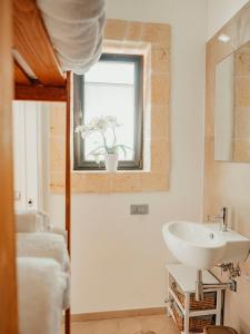 滨海波利尼亚诺Oppure - Masseria Moderna的一间带水槽和窗户的浴室