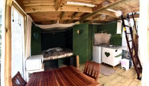 东塞斯特里Camping Mare Monti的绿色的小房间,设有床铺和厨房