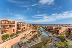 圣米格尔德阿沃纳Barceló Tenerife的享有河流和建筑的度假村的空中景致