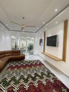 MawāliḩAl Aryam Villa的带沙发和平面电视的客厅