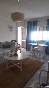 夫塞塔弗泽塔海滩度假公寓的客厅配有沙发和桌子