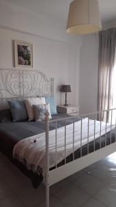 夫塞塔弗泽塔海滩度假公寓的一间卧室配有一张带天蓬的大型白色床