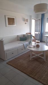 夫塞塔弗泽塔海滩度假公寓的客厅配有沙发和桌子
