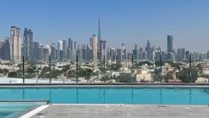 迪拜Al Khoory Courtyard Hotel的市景游泳池