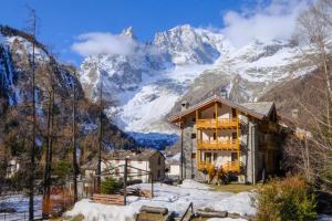 库马约尔艾格勒酒店的山间小屋,底楼是积雪覆盖的山脉