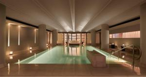 伦敦梅宝尼克拉里奇酒店的大型建筑中的大型游泳池