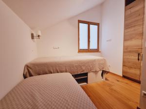 巴德小基希海姆Mei-Chalet的一间卧室设有两张床和窗户。