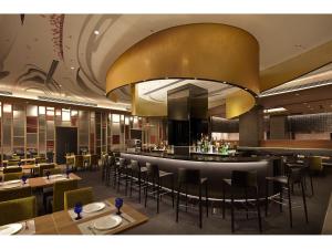 东京Villa Fontaine Grand Haneda Airport的餐厅设有酒吧和桌椅