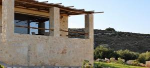 StíronasAlagni Cretan Resort的山丘上带窗户的石头房子