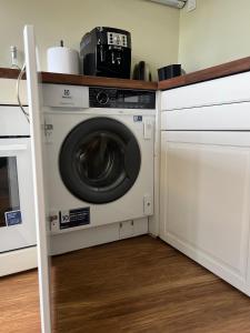 塔林CityView Apartment的厨房里设有洗衣机和烘干机