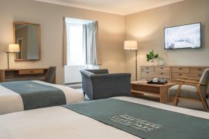 阿伯里斯特威斯阿伯里斯特威斯公园旅馆 的酒店客房配有两张床和一张书桌