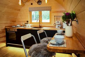 赫尔姆斯利Cliff Stud Retreat - Luxury lodges and cosy cottages的厨房配有桌椅和水槽