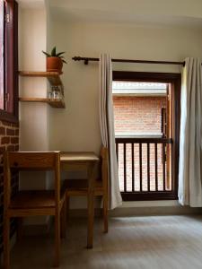 帕坦KGH Patan的一间设有桌子和窗户的客房