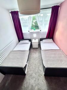 3 bed house in Walsall, perfect for contractors & leisure & free parking客房内的一张或多张床位