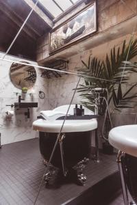 约克Impossible Motel的带浴缸和植物的浴室