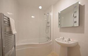 希尔斯威克圣马格纳斯海湾酒店的白色的浴室设有水槽和淋浴。