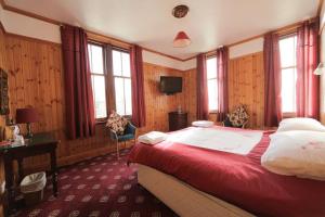 希尔斯威克圣马格纳斯海湾酒店的卧室配有一张床、一张书桌和窗户。